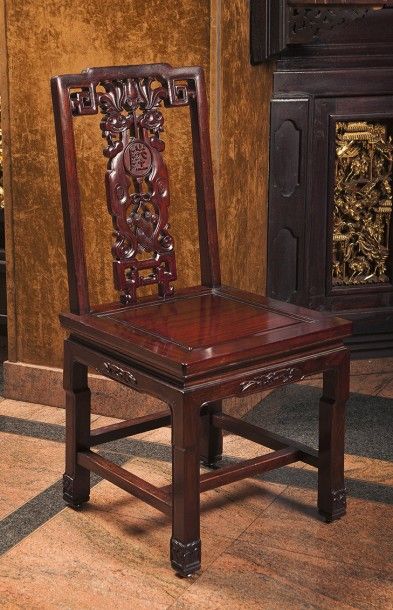 null Suite de 10 chaises en bois exotique richement sculpté, le dossier à décor de...