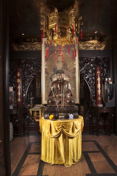 null Bouddha en bois doré sculpté 
H: 104 cm