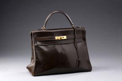 HERMES Sac à main Hermès modèle "Kelly 32" cm en cuir box marron modèle sellier
Garniture...