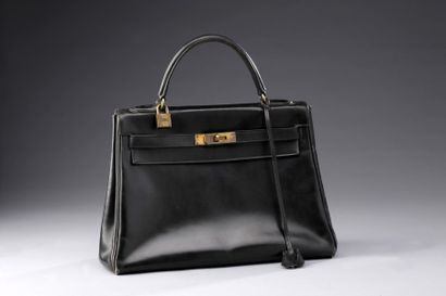 HERMES Sac à main Hermès modèle Kelly 32 cm en cuir box noir modèle sellier
Garniture...