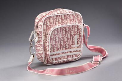 CHRISTIAN DIOR Un petit sac bandoulière en toile siglée rose poudré et blanche, réhaussé...