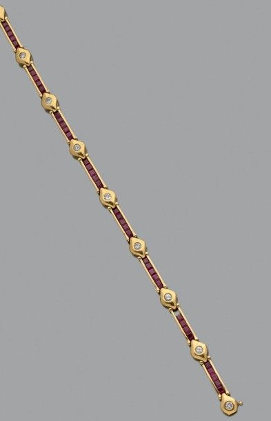 null Bracelet articulé en or jaune 18k (750) serti de barrettes de rubis calibrés...