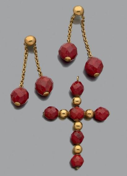 null Ensemble en or jaune 18k (750) composé de pendants d'oreilles et d'un pendentif...