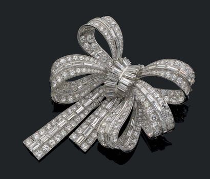 BOUCHERON Important clip «noeud» en platine (950) et or gris 18k (750) serti de diamants...