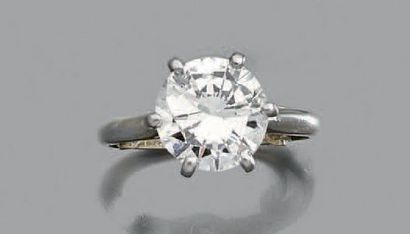 null Bague en platine (950) et or gris 18k (750) sertie d'un diamant solitaire de...