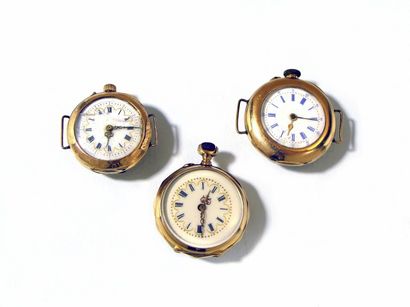 null Lot composé de trois petites montres de dame en or jaune 18k (750)
Pb: 59,2...
