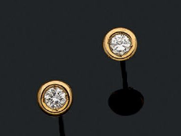 null Paire de motifs d'oreilles en or jaune 18k (750) sertie de diamants.
Pb: 1,38...