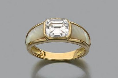 null Bague en or jaune 18k (750) sertie d'un diamant de taille émeraude épaulé de...