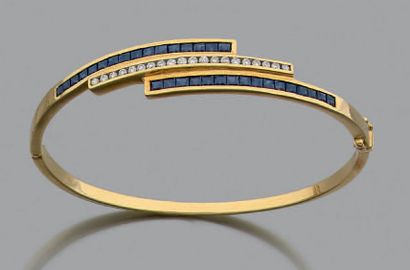 null Bracelet jonc en or jaune 18k (750) serti d'une ligne de brillants épaulée de...