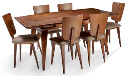 André SORNAY (1902-2000) Table de salle à manger à allonges en placage d'acajou composée...