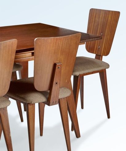 André SORNAY (1902-2000) Table de salle à manger à allonges en placage d'acajou composée...