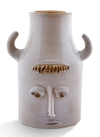 ROBERT (1930-2008) et JEAN (né en 1930) CLOUTIER Vase dit «taureau» à visage humain...