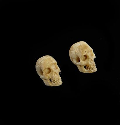 null Un ensemble de 2 memento mori figurant un crâne humain miniature réalisé dans...