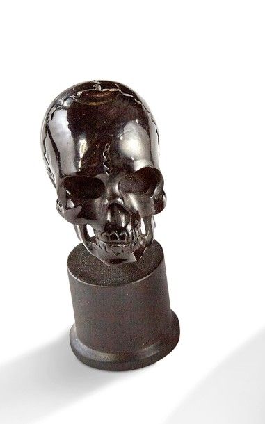 null Vanité figurant un crâne humain miniature réalisé dans de la corne de Bovidae...