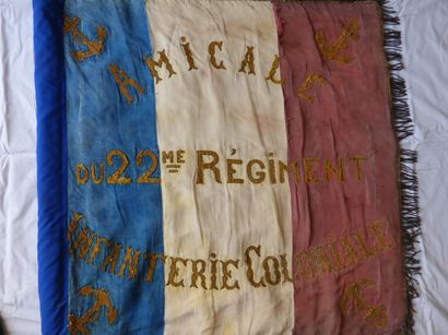 null «Amicale du 22e Régiment d'Infanterie Coloniale» Drapeau tricolore, bordé de...
