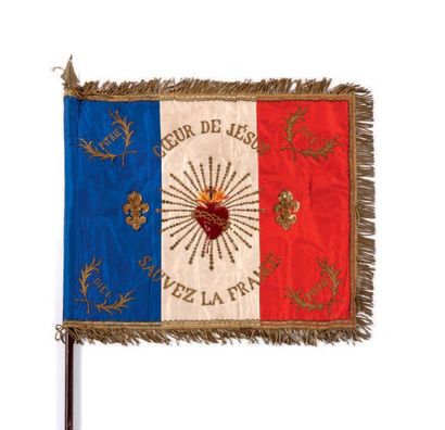 null «Cœur de Jésus, Sauvez la France» Drapeau tricolore, bordé de franges dorée,...