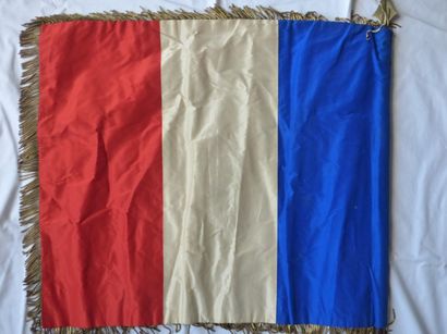 null «Cœur de Jésus, Sauvez la France» Drapeau tricolore, bordé de franges dorée,...