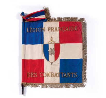 null «Légion Française des Combattants» Drapeau, bordé de franges dorées, brodé sur...
