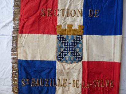 null «Légion Française des Combattants» Drapeau, bordé de franges dorées, brodé sur...
