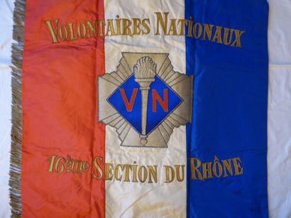 null «Les Croix de Feu, 16ème Section du Rhône» Drapeau tricolore, bordé de franges...