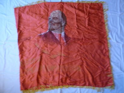 null Grand drapeau de propagande soviétique, imprimé. 175 x 108 cm (petits manques...