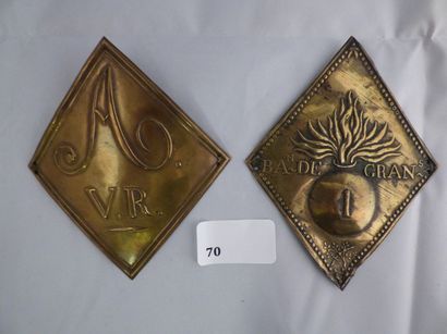 null Lot de 2 plaques losangiques de shako, en laiton estampé: motif à la grenade...