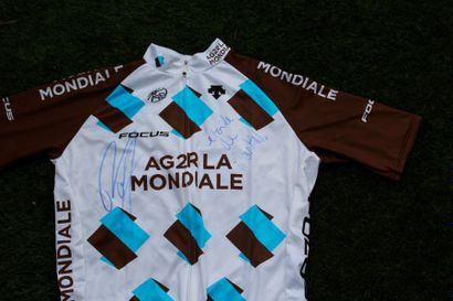 null 1 Maillot cycliste AG2R La Mondiale signé par Romain Bardet, second du Tour...