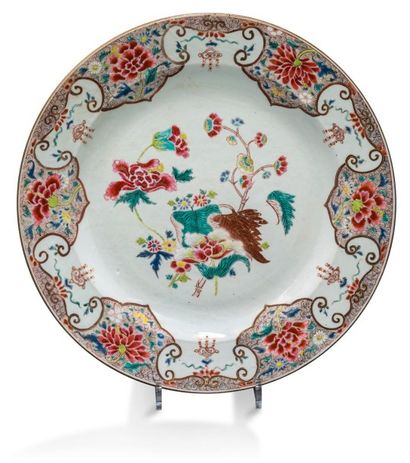 CHINE - XVIIIème siècle Grand plat en porcelaine de la Compagnie des Indes en émaux...