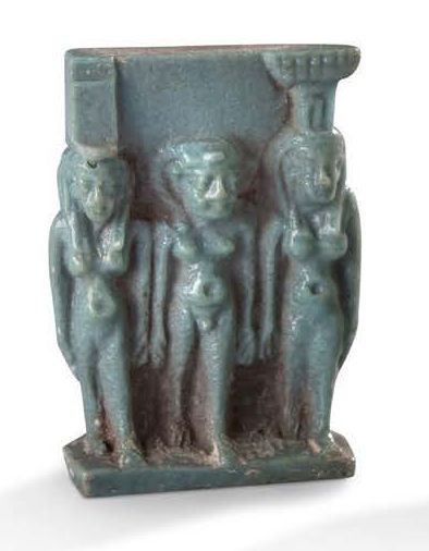 EGYPTE - Basse Epoque (664-332 av. J.-C.) Fine amulette représentant la triade osiriaque
H:...