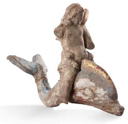 GRAND-GRÈCE - IV-IIIè siècle av J.-C. Eros au dauphin
Terre cuite et pigments dont...
