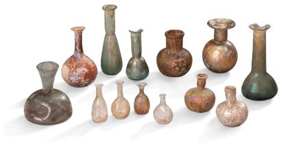null Art romain - Ier-Vè siècle ap. J.-C
Lot de 13 verres antiques
Principalement...