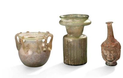 null Art romain et byzantin
Lot de 3 verres irisés antiques dont un vase plastique...