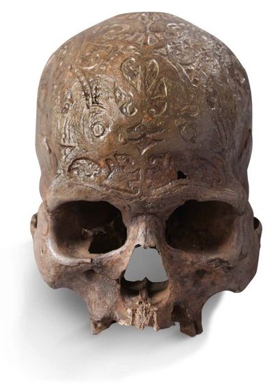 BORNEO – Dayak Crâne trophée sculpté de motifs symboliques végétaux. Belle patine...