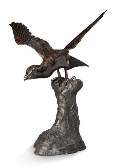 JAPON - période Taisho (1912-1926) Faucon aux ailes déployées sur une base (amovible).
Bronze.
H:...