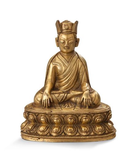 TIBET - XVe siècle Lama assis en vajrasana sur un socle à double lotus. Il est vêtu...
