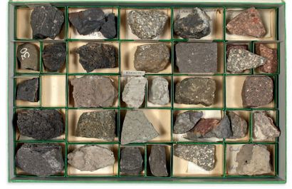 null Collection de trois coffrets de minéraux. (Agates, quartz...)