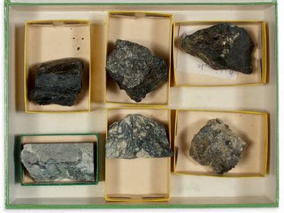  Collection de quatre coffrets de minéraux et fossiles divers