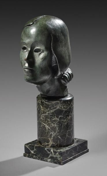 AMEDEO MODIGLIANI 阿梅代奥· 莫迪利亚尼 (1884-1920) Femme de profil, circa 1955
Bronze à patine...