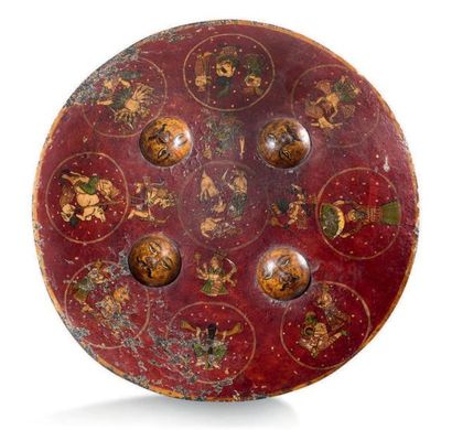 null Bouclier DHAL. Inde, XIXe siècle
En cuir laqué sur fond rouge, présentant 4...
