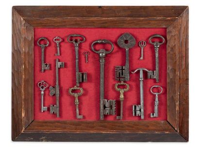 null Tableau contenant 14 clés anciennes de différentes époques