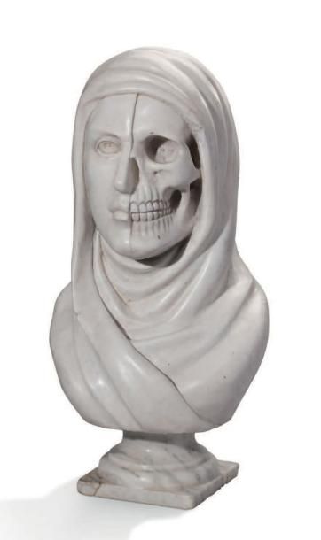 null Memento Mori mi femme-mi crâne en marbre blanc, reposant sur un pied douche.
XIXe...