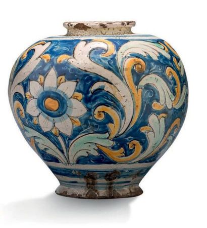 SICILE - Palerme ou Caltagirone XVIIe siècle Vase boule en faïence à décor polychrome...