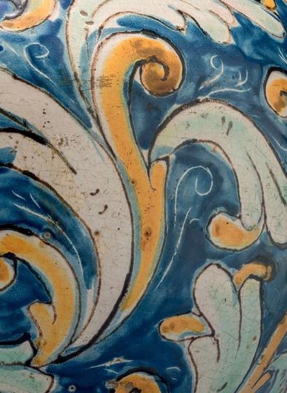 SICILE - Palerme ou Caltagirone XVIIe siècle Vase boule en faïence à décor polychrome...