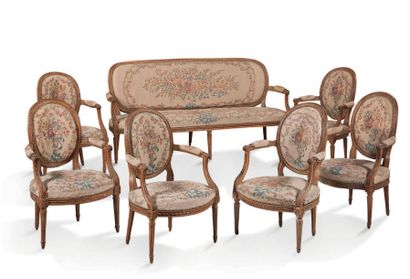 null Mobilier de salon comprenant six fauteuils à dossier médaillon, en bois sculpté,...