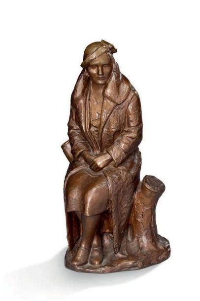 null Statue en bronze à patine brune représentant une élégante des années 30 assise...