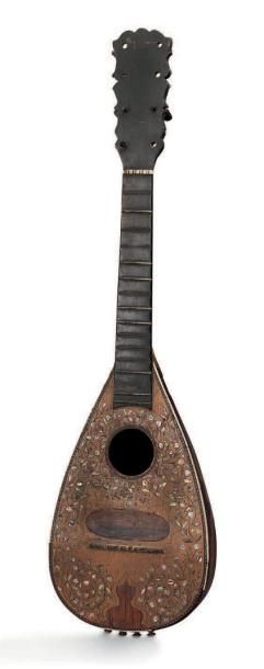 null Rare mandoline incrustée de nacre
Manque cordes et chevilles de tension