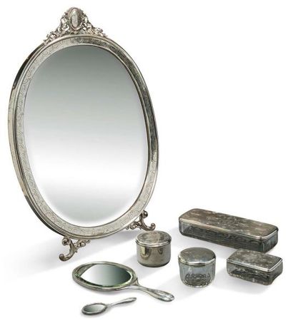 null GARNITURE DE TOILETTE EN ARGENT COMPRENANT:
- Un grand miroir à trépied en argent,...