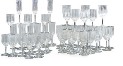BACCARAT MODÈLE CAPRI Ensemble de verres en cristal comprenant: 14 flûtes à champagne,...