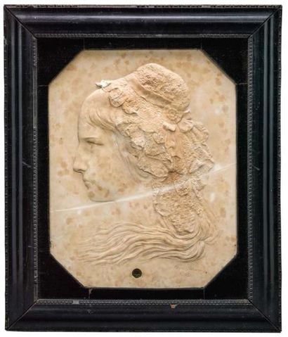 ANTONY SAMUEL ADAM-SALOMON (1818-1881) Profil de femme, sculpté en relief.
Dans cadre...