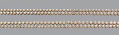 Ensemble composé de deux sautoirs de perles...